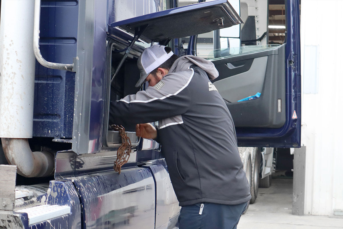 Mobile Service | Western Truck Center | California | Full-Service